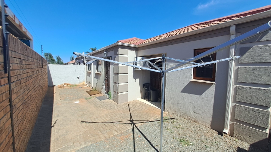 2 Bedroom Property for Sale in Langenhovenpark Free State